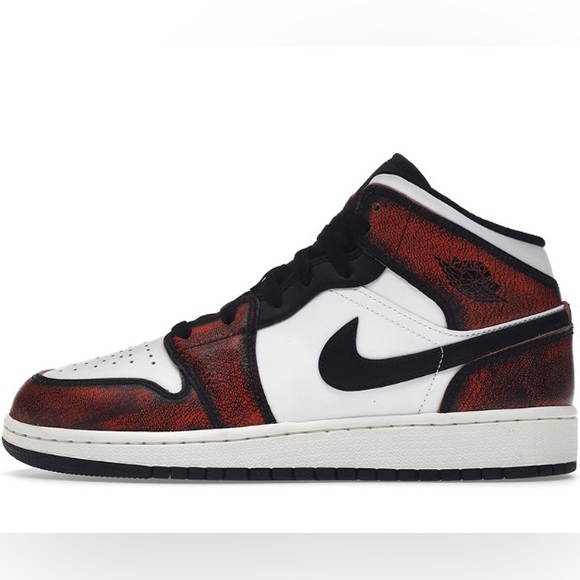 EUC Air Jordan 1 Mid SE Black Infrared White-Sail Size 5Y - FB0568-006 - Picture 2 of 4